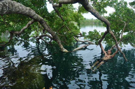 Refrescando-se no delicioso Cenote Azul, ao lado da laguna de Bacalar, no sul do Yucatán, no México